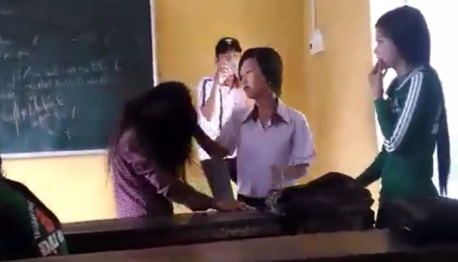 Đoạn clip đánh bạn giữa lớp khiến cư dân mạng vô cùng phẫn nộ Mô tả ảnh.