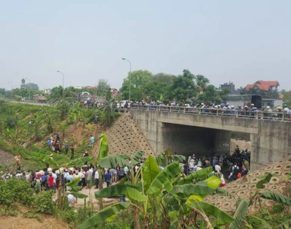 Phong tỏa hiện trường, điều tra vụ phát hiện thi thể nam thanh niên gần Đại lộ Thăng Long