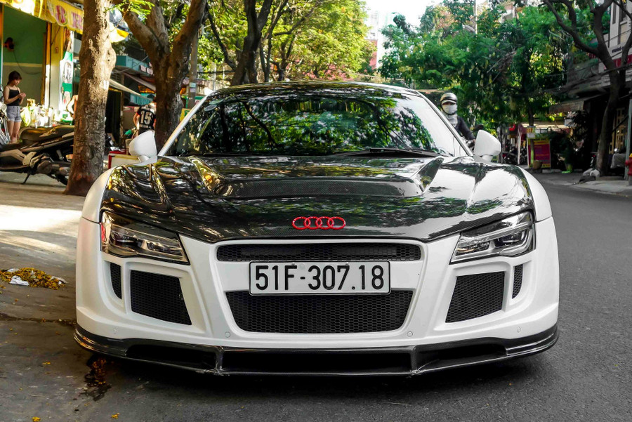 Gói độ ngoại thất của PPI gồm những tấm thân vỏ bằng sợi carbon. Sau khi nhập bodykit về, những người thợ Việt nam sẽ gắn vào xe, sau đó chà nhám và sơn lại. Bodykit không chỉ khiến xe hầm hố hơn mà còn đem lại lợi thế về tính khí động học giúp xe chạy ổn định hơn ở tốc độ cao. Gói độ ngoại thất của PPI gồm những tấm thân vỏ bằng sợi carbon. Sau khi nhập bodykit về, những người thợ Việt nam sẽ gắn vào xe, sau đó chà nhám và sơn lại. Bodykit không chỉ khiến xe hầm hố hơn mà còn đem lại lợi thế về tính khí động học giúp xe chạy ổn định hơn ở tốc độ cao.