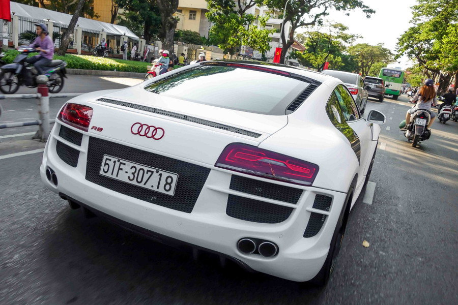 Phía sau, R8 được lắp bộ ống xả Capristo trị giá khoảng 150 triệu đồng. Ống xả mới khiến tiếng pô uy lực hơn, đồng thời tăng công suất động cơ thêm vài chục mã lực. Phía sau, R8 được lắp bộ ống xả Capristo trị giá khoảng 150 triệu đồng. Ống xả mới khiến tiếng pô uy lực hơn, đồng thời tăng công suất động cơ thêm vài chục mã lực.