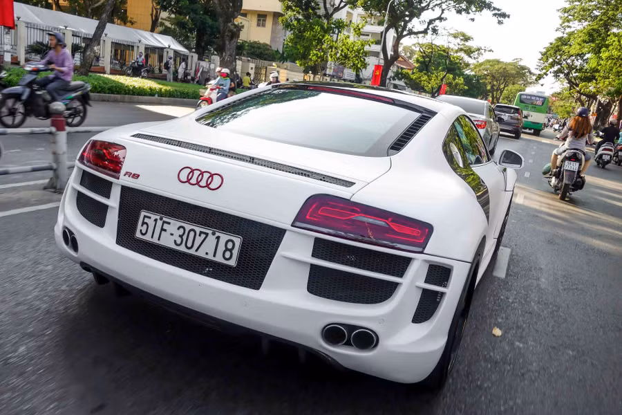 Phía sau, R8 được lắp bộ ống xả Capristo trị giá khoảng 150 triệu đồng. Ống xả mới khiến tiếng pô uy lực hơn, đồng thời tăng công suất động cơ thêm vài chục mã lực.