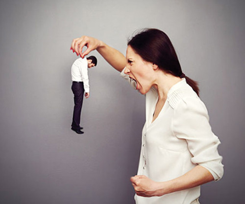 Màn đánh ghen khiến chồng và bồ khóc thét