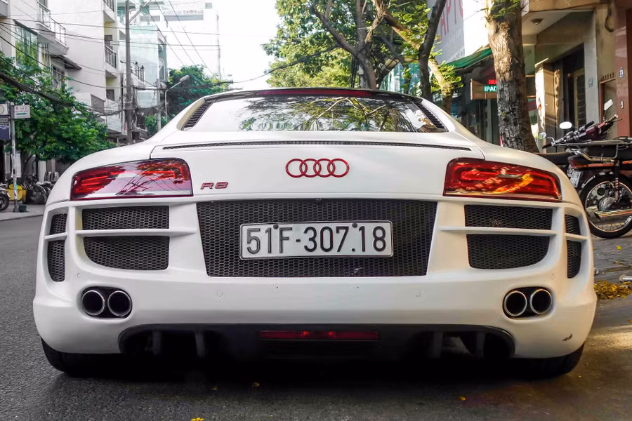 Theo tiết lộ của chủ xưởng độ, tổng giá trị gói nâng cấp khoảng 1 tỷ đồng. Hiện nay Audi R8 đời cũ có giá khoảng 3 tỷ đồng ở Việt Nam.