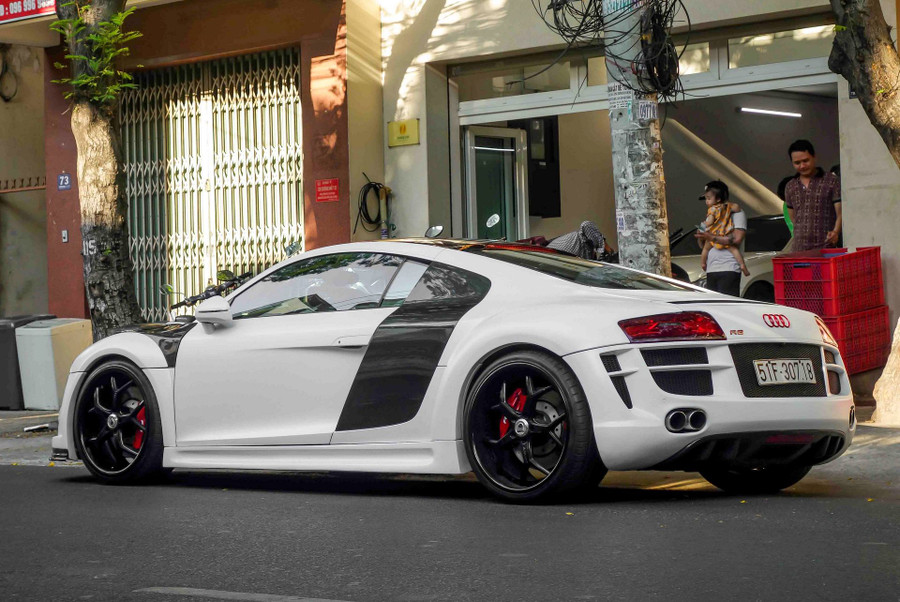 Tuy nhiên cánh gió lớn bằng sợi carbon trước đây đã bị tháo bỏ khiến chiếc xe hiền hơn, không còn mang phong cách của những chiếc xe đua đường phố. Tuy nhiên cánh gió lớn bằng sợi carbon trước đây đã bị tháo bỏ khiến chiếc xe hiền hơn, không còn mang phong cách của những chiếc xe đua đường phố.