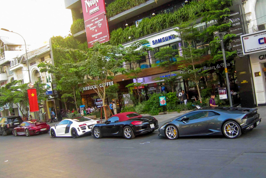 Audi R8 độ xuất hiện cùng hàng loạt siêu xe trên phố đi bộ Nguyễn Huệ như Lamborghini Huracan chính hãng đầu tiên, Porsche 911 GT3 hay xe thể thao Porsche Boxster. Audi R8 độ xuất hiện cùng hàng loạt siêu xe trên phố đi bộ Nguyễn Huệ như Lamborghini Huracan chính hãng đầu tiên, Porsche 911 GT3 hay xe thể thao Porsche Boxster.