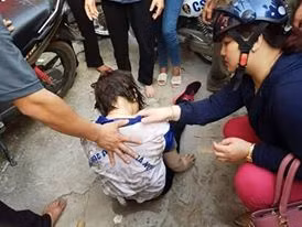 HN: Cô gái trẻ mặc đồng phục đại học nhảy cầu Chương Dương tự tử - Ảnh 2