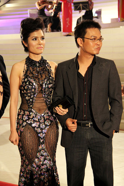 Kiều Thanh cũng gặp trường hợp tương tự tại LHP Quốc tế Hà Nội năm 2010. Chiếc váy đính sequin cùng những khoảng hở xuyên thấu của nữ diễn viên Phía trước là bầu trời bị chê là thảm họa thời trang, không phù hợp với sự kiện trang trọng. Về phía Kiều Thanh, cô cho rằng mẫu thiết kế không hở hang như mọi người nhận xét. Ảnh: BTC Kiều Thanh cũng gặp trường hợp tương tự tại LHP Quốc tế Hà Nội năm 2010. Chiếc váy đính sequin cùng những khoảng hở xuyên thấu của nữ diễn viên Phía trước là bầu trời bị chê là thảm họa thời trang, không phù hợp với sự kiện trang trọng. Về phía Kiều Thanh, cô cho rằng mẫu thiết kế không hở hang như mọi người nhận xét. Ảnh: BTC