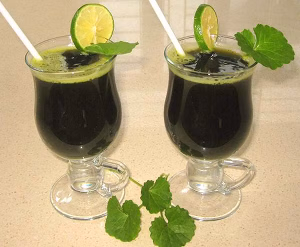 Rau má: Rau má có tính mát, vị ngọt giúp thanh nhiệt, giải độc hiệu quả.