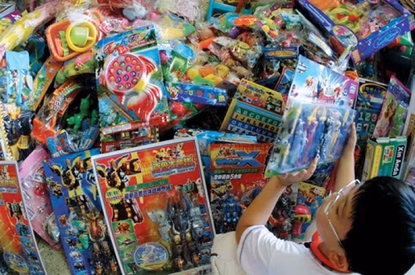 Cảnh báo nguy hiểm từ các loại đồ chơi nhẫn vòng Trung Quốc