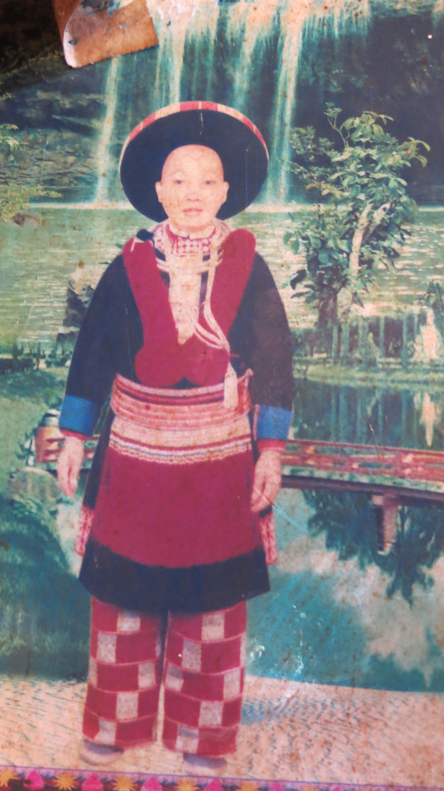 Chân dung bà Triệu Mùi Chài hồi chưa bị bệnh và khối u khổng lồ, kinh dị hiện tại.