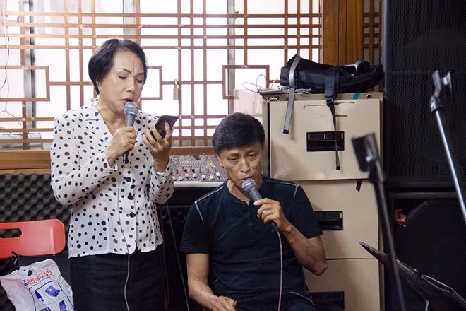 Ca sĩ Tuấn Ngọc và Lệ Thu tập duyệt cho đêm nhạc Riêng một góc trời. Nhạc sĩ Ngô Thụy Miên kể về nàng trong âm nhạc