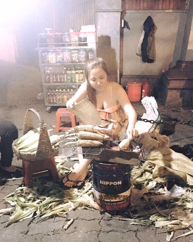  Hình ảnh Thiện Vi nướng ngô nhận được nhiều sự quan tâm. 