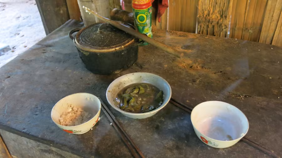 Bữa cơm tội nghiệp của vợ chồng bà Chài trong căn lều rách nát.