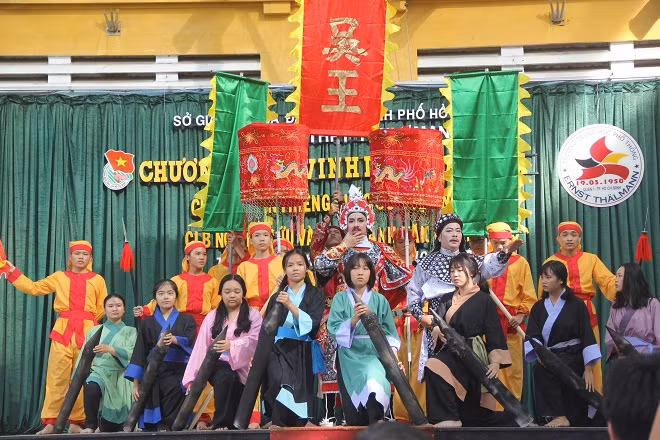 Trích đoạn cải lương do các nghệ sĩ của CLB Nghiên cứu và vinh danh văn hóa Nam bộ cùng học sinh, giáo viên của trường thể hiện