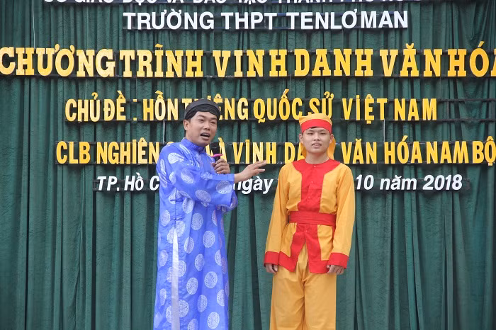 Diễn giả Hồ Nhựt Quang trao đổi với học sinh