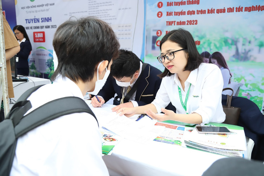 Thí sinh tham dự ngày hội tư vấn tuyển sinh, hướng nghiệp năm 2023. Ảnh: TG