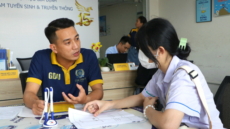 Thí sinh nghe tư vấn tuyển sinh tại Trường Đại học Gia Định. Ảnh: GDU