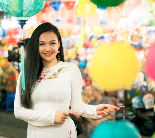 “Nữ thổ dân” xinh đẹp dạo phố Trung thu Sài Gòn
