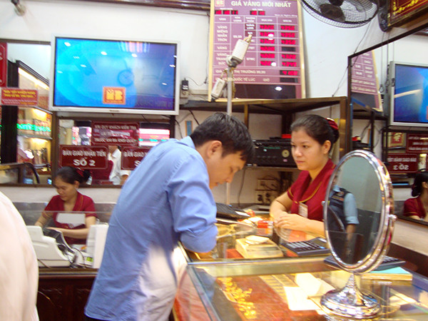 Giá vàng được lợi sau tuyên bố không nâng lãi suất USD của Fed.