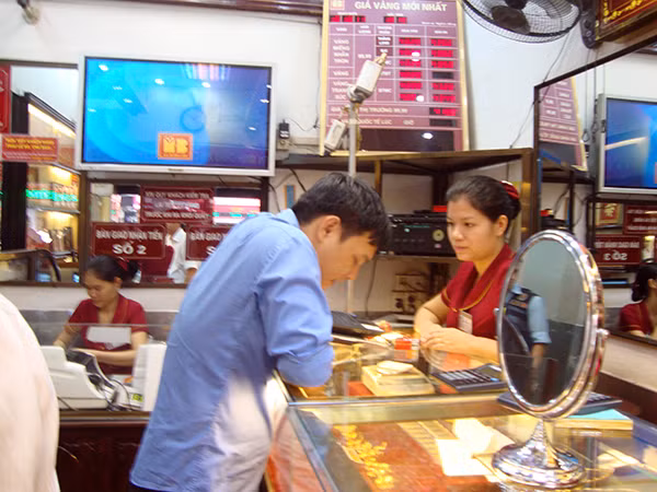 Giá vàng được lợi sau tuyên bố không nâng lãi suất USD của Fed.