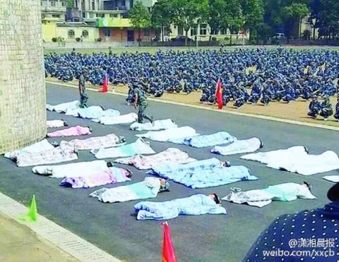 Nữ sinh bị phạt đắp chăn nằm trên đường nắng