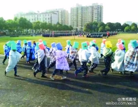 Nu sinh bi phat dap chan nam tren duong nang 