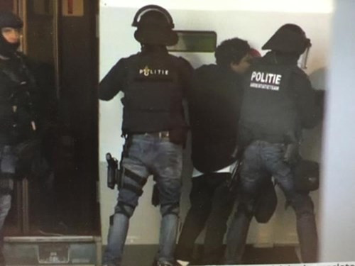 Đặc nhiệm SWAT vây tàu quốc tế, bắt gọn kẻ ôm bom cố thủ ảnh 5 Đặc nhiệm SWAT vây tàu quốc tế, bắt gọn kẻ ôm bom cố thủ - ảnh 4