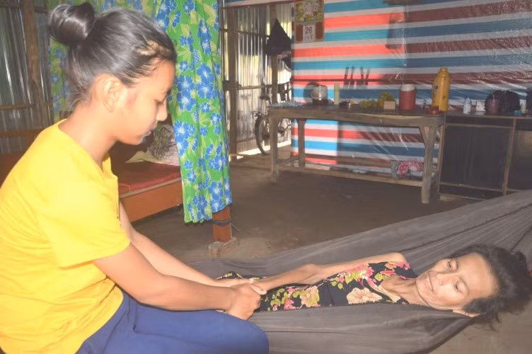 Minh Tuyết đang chăm sóc mẹ