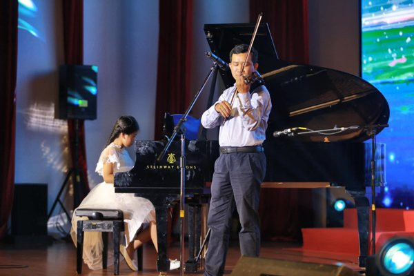 Bé Trương Hoàng Thảo Nhi, học sinh lớp 5, trường Quốc tế Bắc Mỹ - SNA biểu diễn hòa tấu cùng thầy giáo