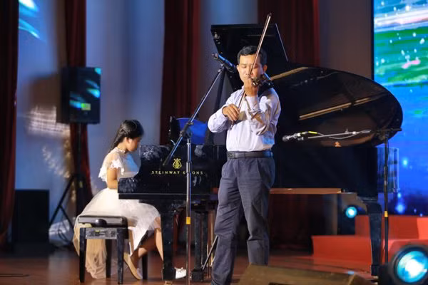 Bé Trương Hoàng Thảo Nhi, học sinh lớp 5, trường Quốc tế Bắc Mỹ - SNA biểu diễn hòa tấu cùng thầy giáo