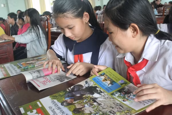 Các em HS say mê đọc báo GD&TĐ và Tạp chí Tài hoa trẻ
