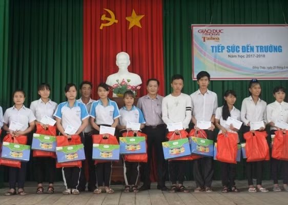 Trao quà và học bổng cho HS THCS