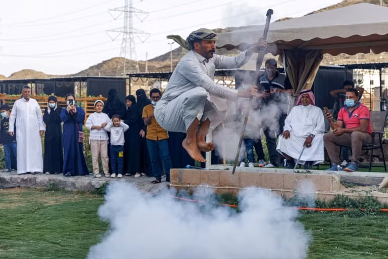 Độc lạ điệu múa "tự bắn vào chân mình" của những người đàn ông Ả Rập Xê Út ảnh 2