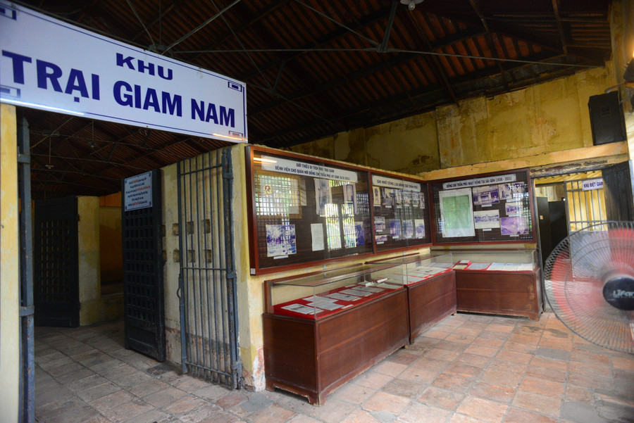 Khu nhà giam được chia làm 3 khu gồm nhà giam nam, nhà giam nữ, khu biệt giam và những tư liệu lịch sử được trưng bày ngay cửa ra vào. Khu nhà giam được chia làm 3 khu gồm nhà giam nam, nhà giam nữ, khu biệt giam và những tư liệu lịch sử được trưng bày ngay cửa ra vào.