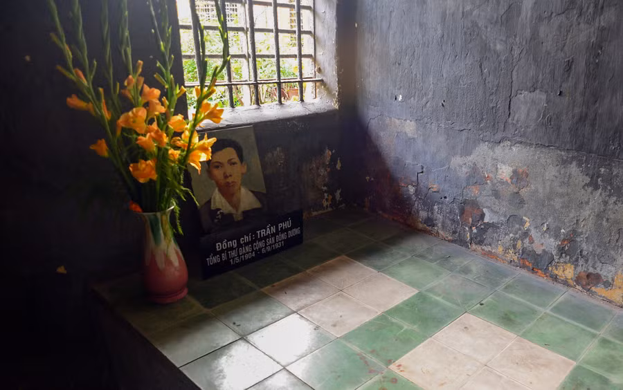 Căn phòng nơi cố Tổng Bí thư Trần Phú bị giam giữ có di ảnh của ông để tưởng nhớ. Căn phòng nơi cố Tổng Bí thư Trần Phú bị giam giữ có di ảnh của ông để tưởng nhớ.