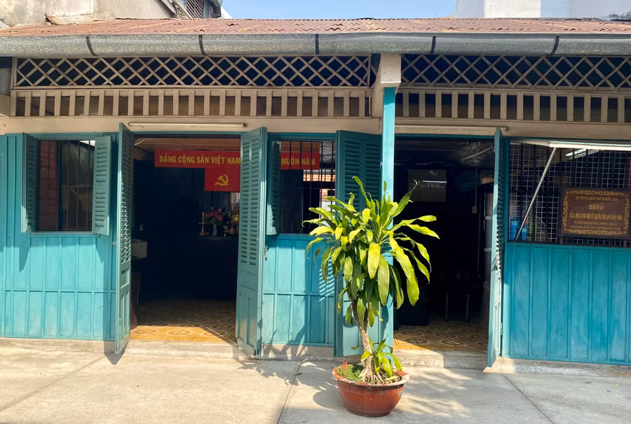 Giữa khu di tích là một ngôi nhà làm bằng gỗ, vách ván, diện tích 62m2.