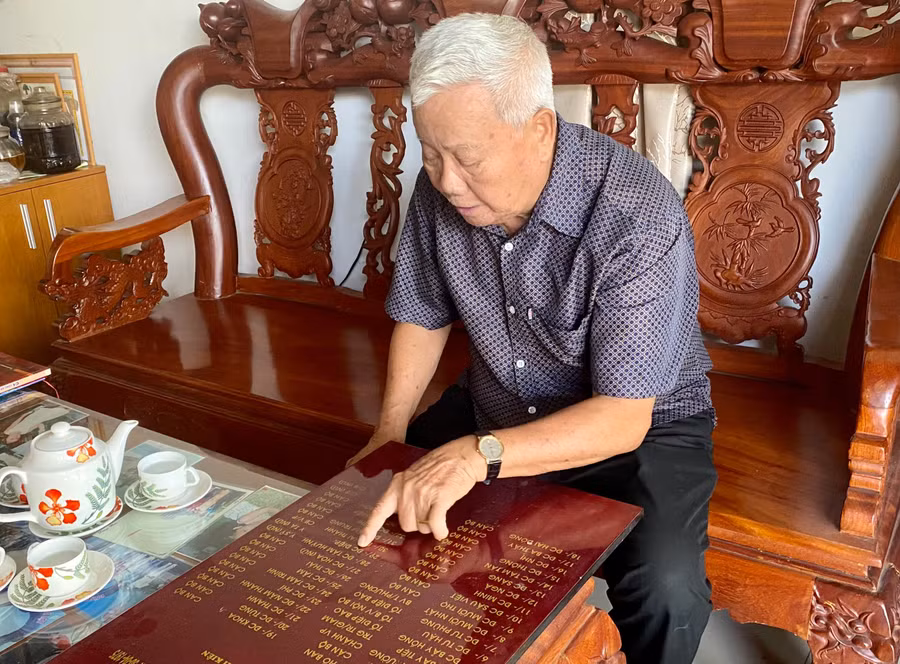 Bác sĩ Nghĩa đọc tên của từng đồng đội đã hy sinh trong khoảng năm 1961 đến 30/4/1975.