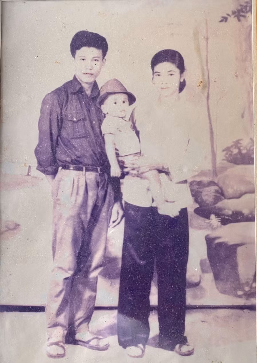 Bức ảnh vợ chồng bác sĩ Trương Trung Nghĩa chụp năm 1975 ở Trung ương Cục miền Nam.