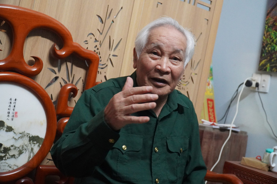 Cựu chiến binh Lê Xuân Giang bồi hồi trong dòng ký ức những ngày chiến đấu tại “chảo lửa” Hàm Rồng. Cựu chiến binh Lê Xuân Giang bồi hồi trong dòng ký ức những ngày chiến đấu tại “chảo lửa” Hàm Rồng.