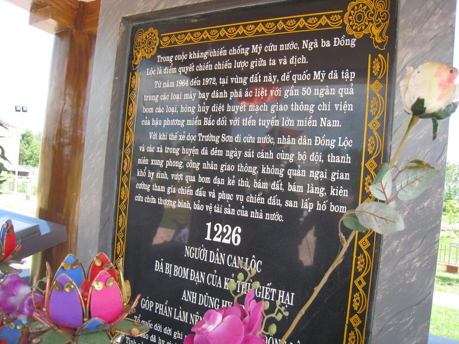 Bia tưởng niệm 1.226 người dân Can Lộc ngã xuống trên mặt trận bảo đảm giao thông vận tải ở chiến trường Đồng Lộc những năm tháng chống Mỹ cứu nước. Ảnh: Đức Hành.