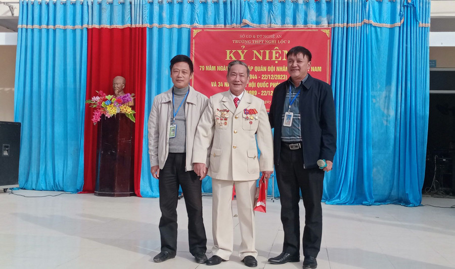 Ban Giám hiệu Trường THPT Nghi Lộc 2 chúc mừng thầy Ngô Trí Sỹ nhân buổi nói chuyện về truyền thống Quân đội Việt Nam. Ảnh: NVCC Ban Giám hiệu Trường THPT Nghi Lộc 2 chúc mừng thầy Ngô Trí Sỹ nhân buổi nói chuyện về truyền thống Quân đội Việt Nam. Ảnh: NVCC