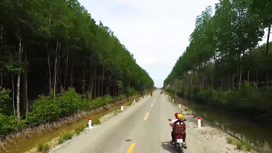 Đường Hồ Chí Minh nối Quốc lộ 1 về tận Khu du lịch Đất Mũi, huyện Ngọc Hiển. Đường Hồ Chí Minh nối Quốc lộ 1 về tận Khu du lịch Đất Mũi, huyện Ngọc Hiển.
