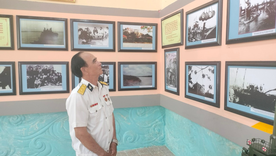 Ông Dương Thanh Hải, nguyên cán bộ Đoàn 962 tham quan Di tích lịch sử bến Vàm Lũng. Ông Dương Thanh Hải, nguyên cán bộ Đoàn 962 tham quan Di tích lịch sử bến Vàm Lũng.