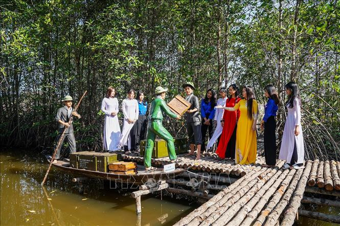 Mô hình phục dựng cảnh tàu không số chở vũ khí cập bến Vàm Lũng. Mô hình phục dựng cảnh tàu không số chở vũ khí cập bến Vàm Lũng.