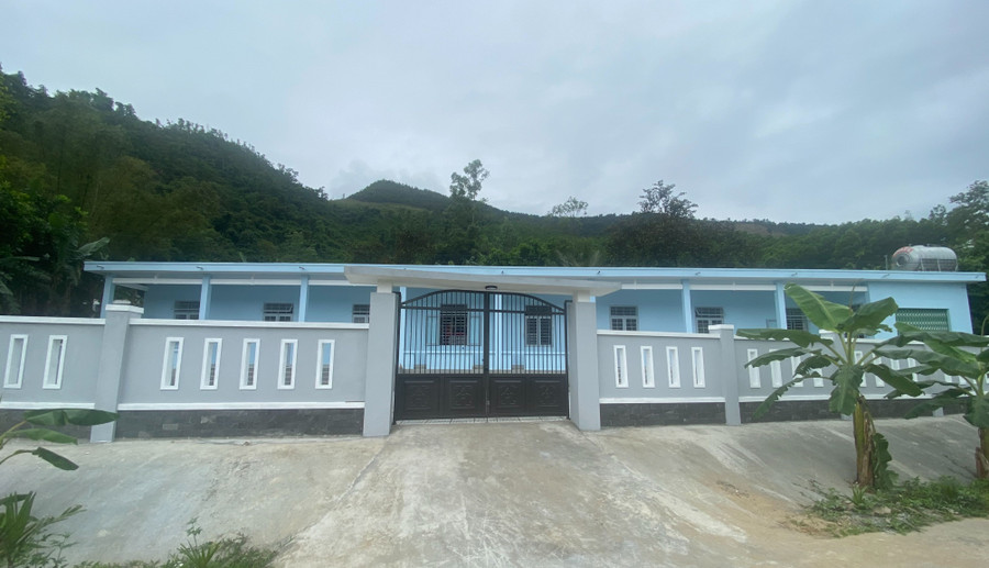 Dãy nhà lưu trú khang trang, kiên cố giúp giáo viên miền núi yên tâm công tác. Dãy nhà lưu trú khang trang, kiên cố giúp giáo viên miền núi yên tâm công tác.