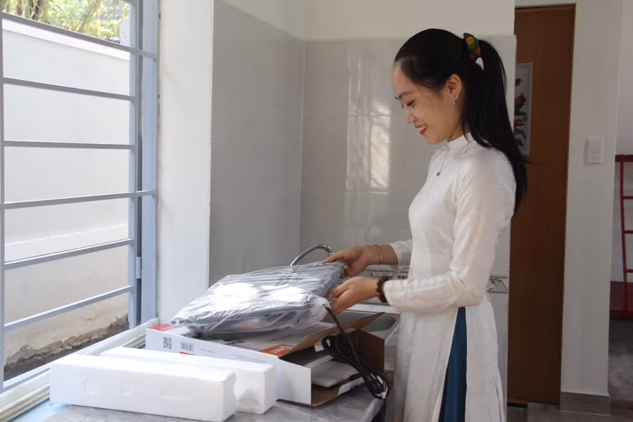 Cô Nguyễn Thị Như Ngọc soạn sửa vật dụng mới được tặng cho khu bếp được bố trí ở nhà lưu trú.