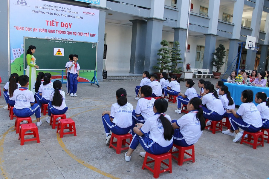 Học sinh tham gia tiết học An toàn giao thông.