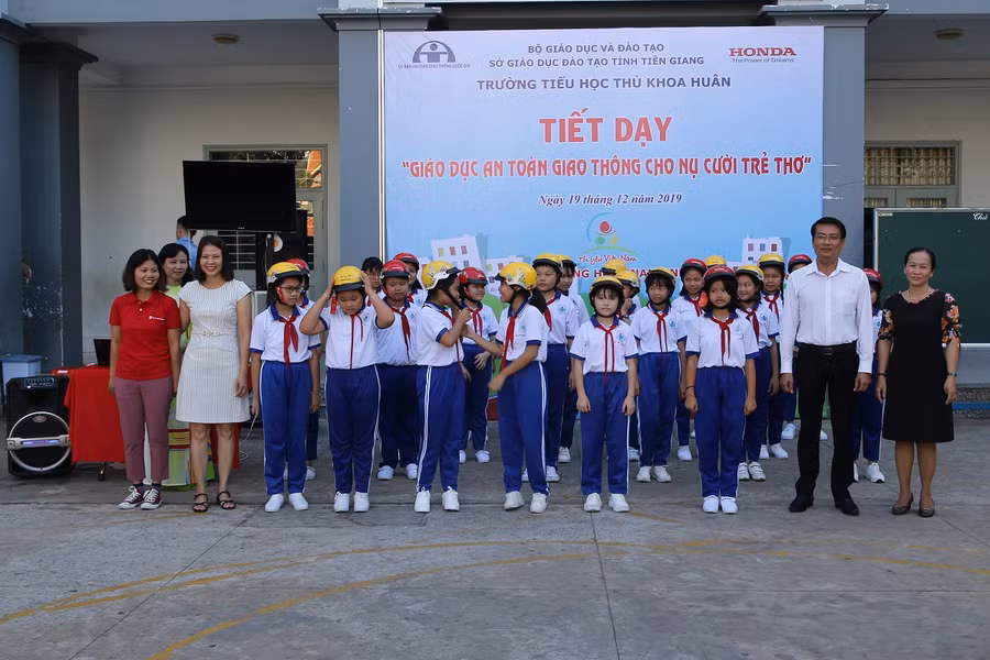 Học sinh nhận mũ bảo hiểm từ Ban tổ chức.