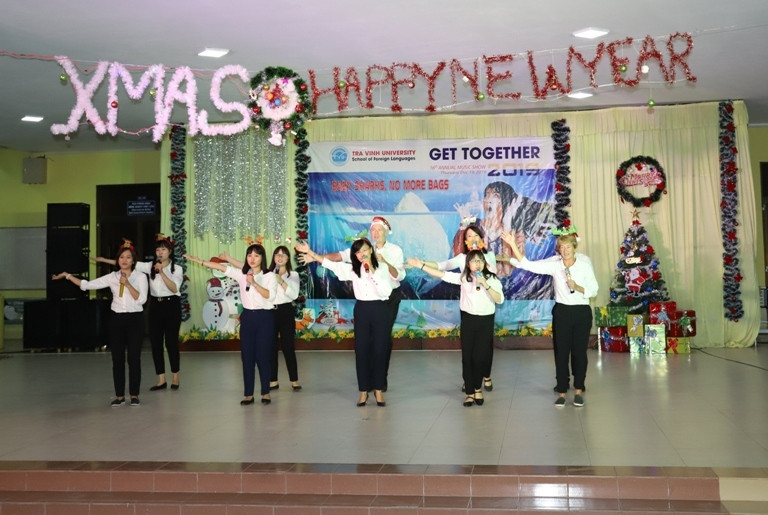 Tiết mục biểu diễn của thầy, trò Khoa Ngoại ngữ.