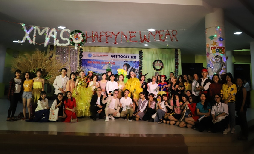 Chương trình văn nghệ thường niên Get Together thu hút đông đảo sinh viên nhà trường tham gia.